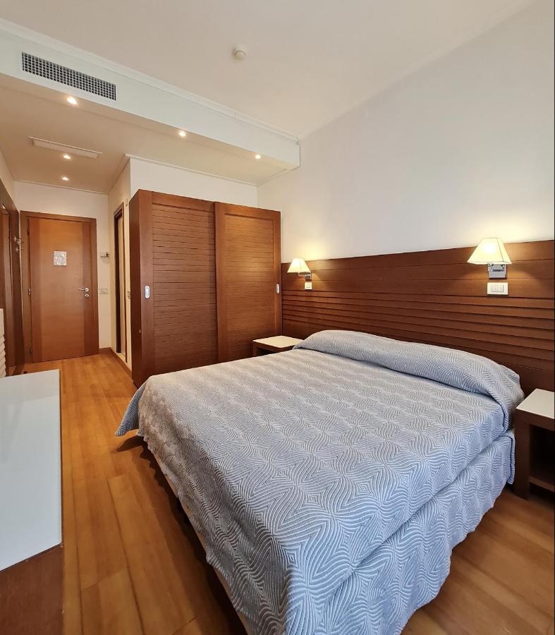 Club Hotel Riccione Esterno foto
