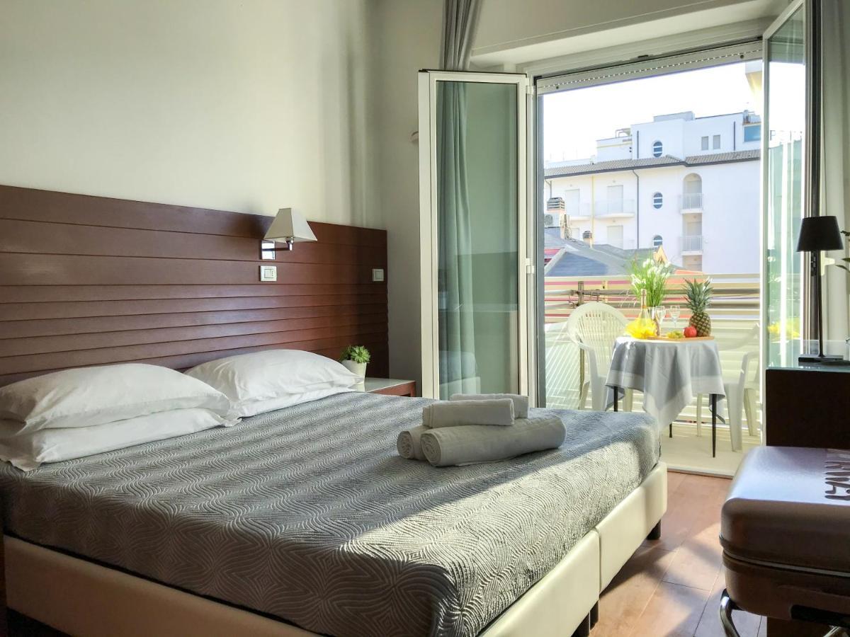 Club Hotel Riccione Esterno foto