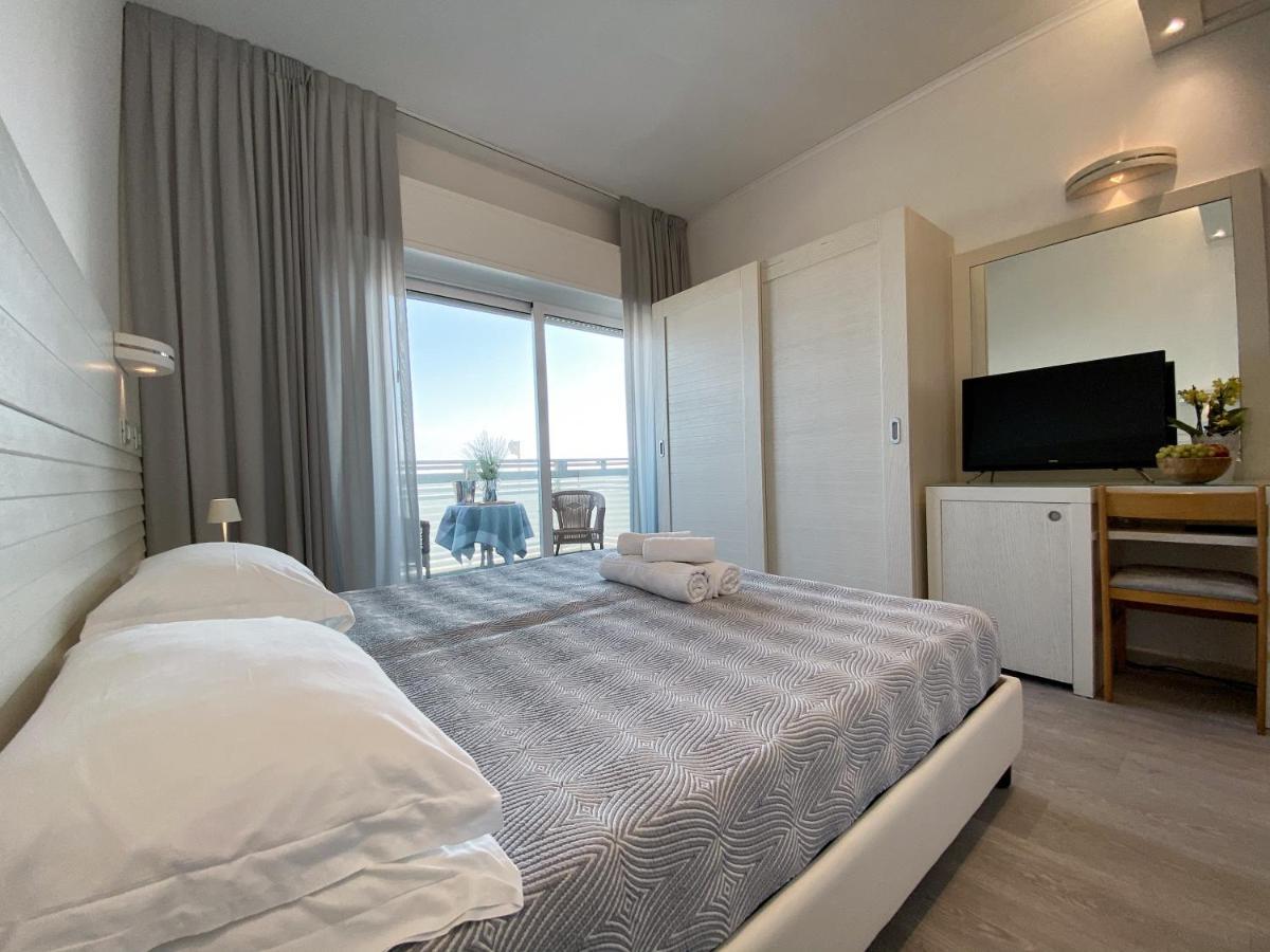 Club Hotel Riccione Esterno foto