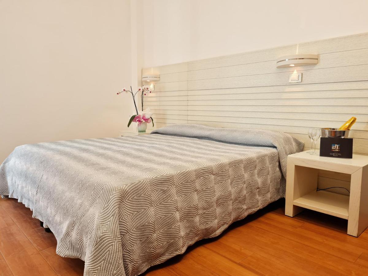 Club Hotel Riccione Esterno foto