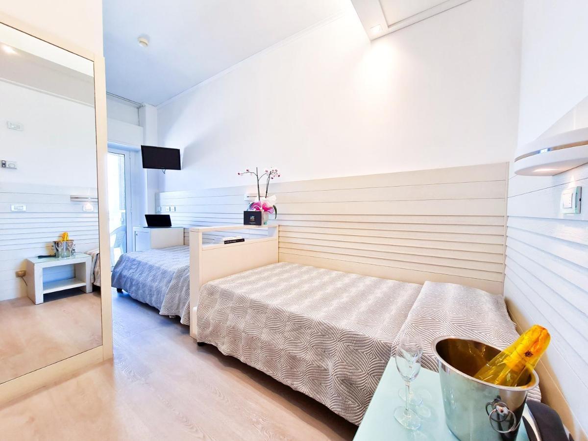 Club Hotel Riccione Esterno foto