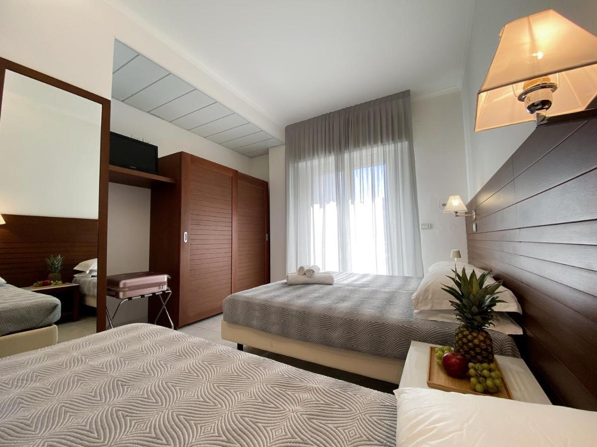 Club Hotel Riccione Esterno foto