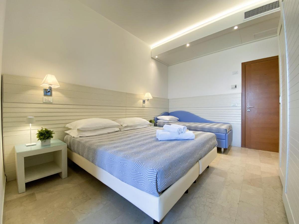 Club Hotel Riccione Esterno foto