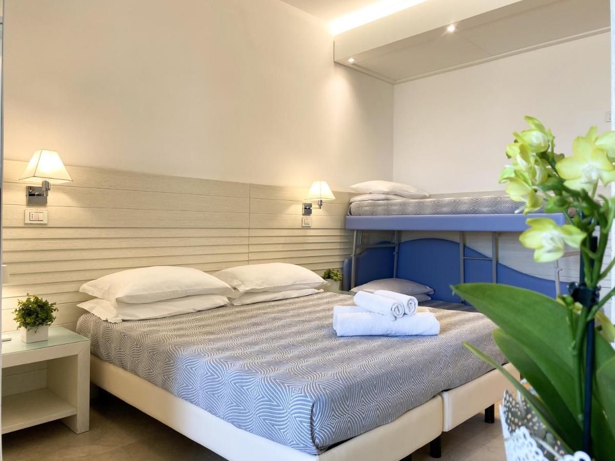 Club Hotel Riccione Esterno foto