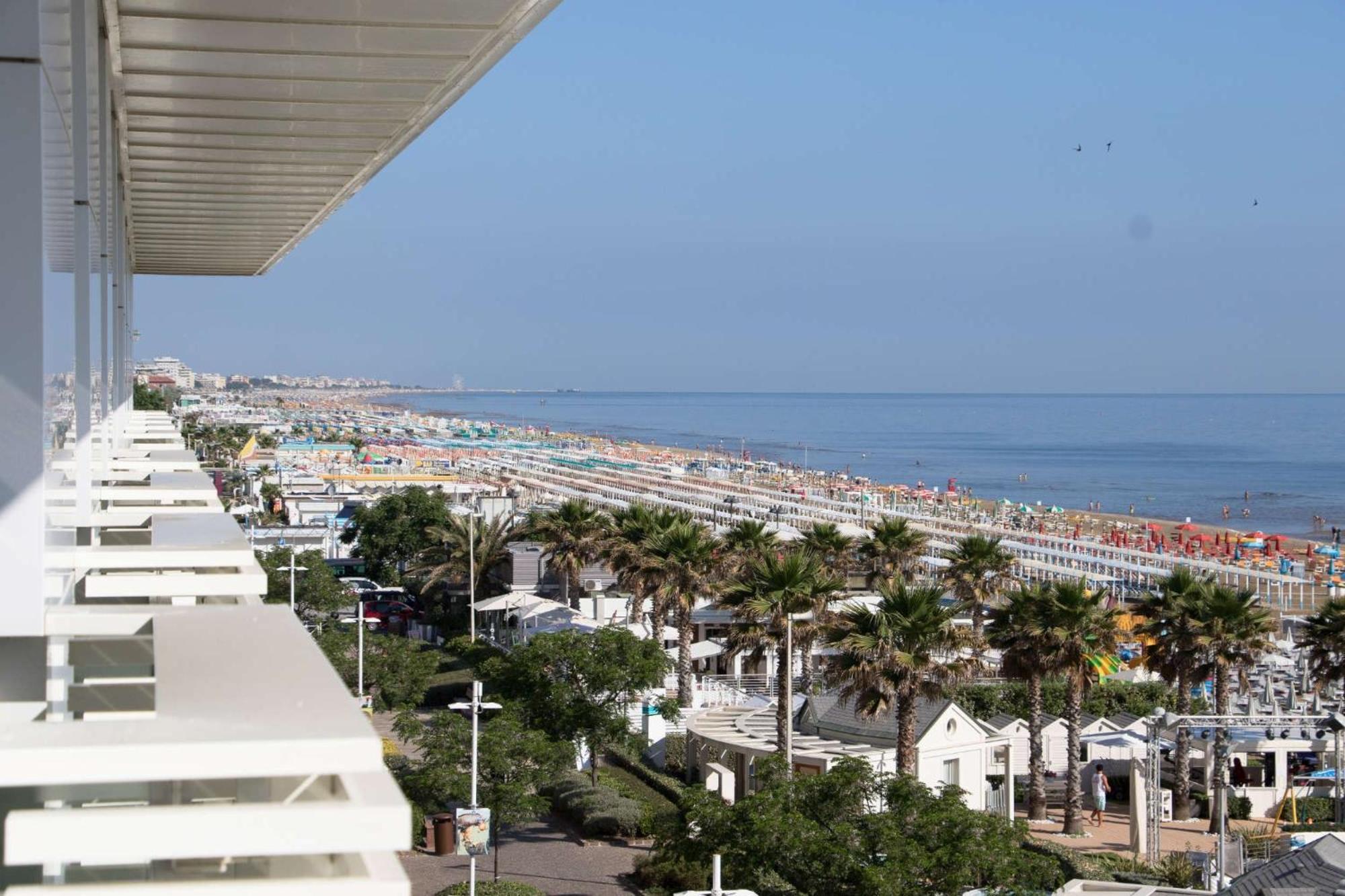 Club Hotel Riccione Esterno foto