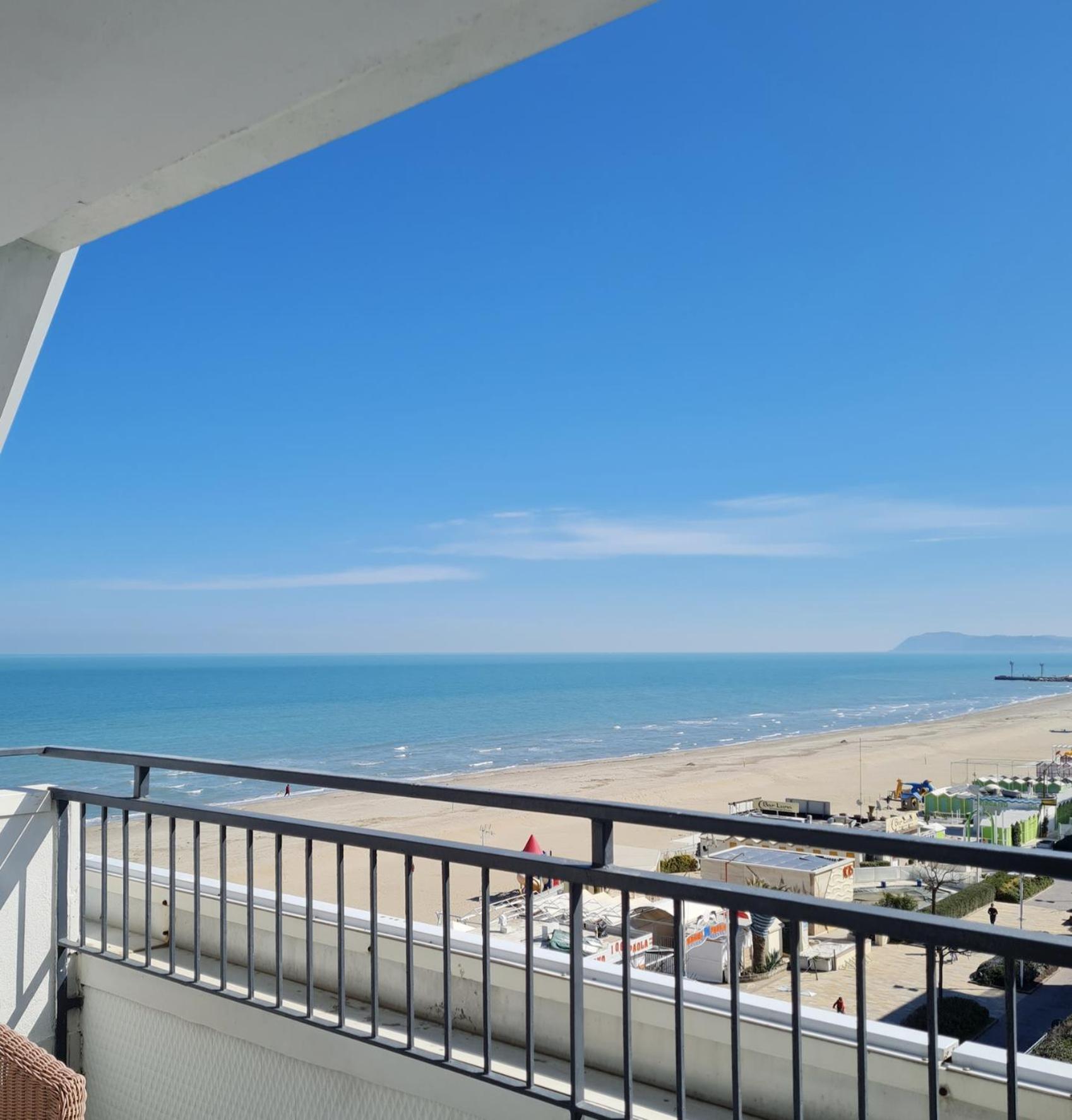 Club Hotel Riccione Esterno foto