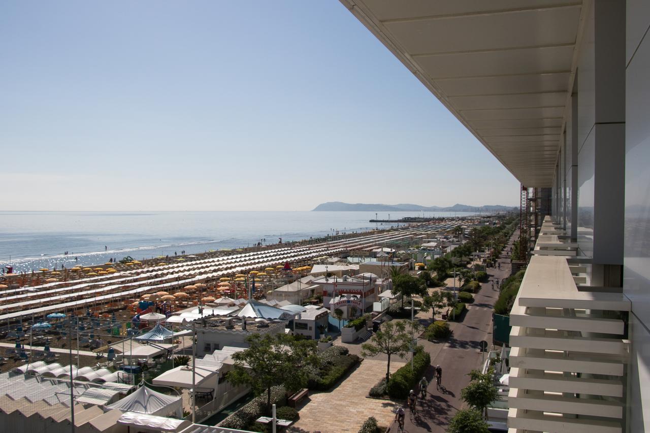 Club Hotel Riccione Esterno foto