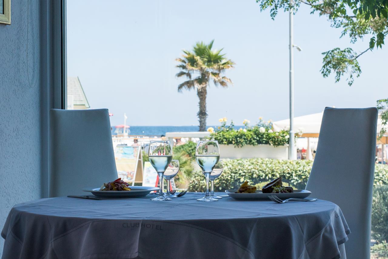 Club Hotel Riccione Esterno foto